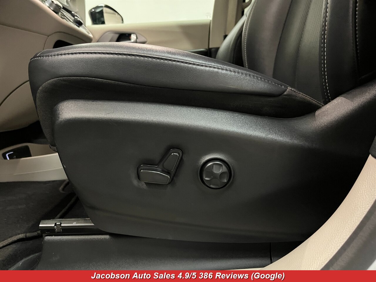 2024 Chrysler Pacifica Touring L - Photo 33 - Oshkosh, WI 54901