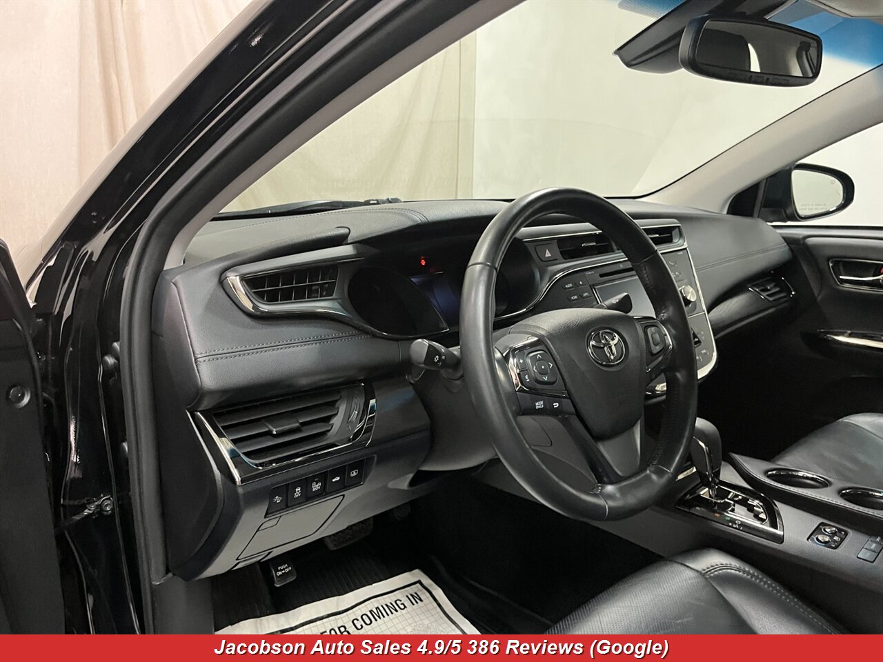 2018 Toyota Avalon Limited - Photo 5 - Oshkosh, WI 54901