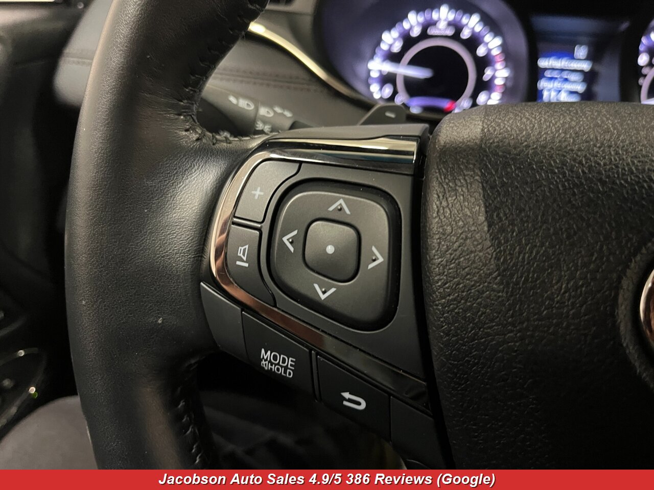 2018 Toyota Avalon Limited - Photo 9 - Oshkosh, WI 54901