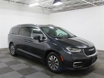 2021 Chrysler Pacifica Touring L   - Photo 5 - Oshkosh, WI 54901