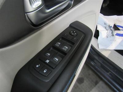 2021 Chrysler Pacifica Touring L   - Photo 8 - Oshkosh, WI 54901