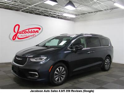 2021 Chrysler Pacifica Touring L   - Photo 1 - Oshkosh, WI 54901