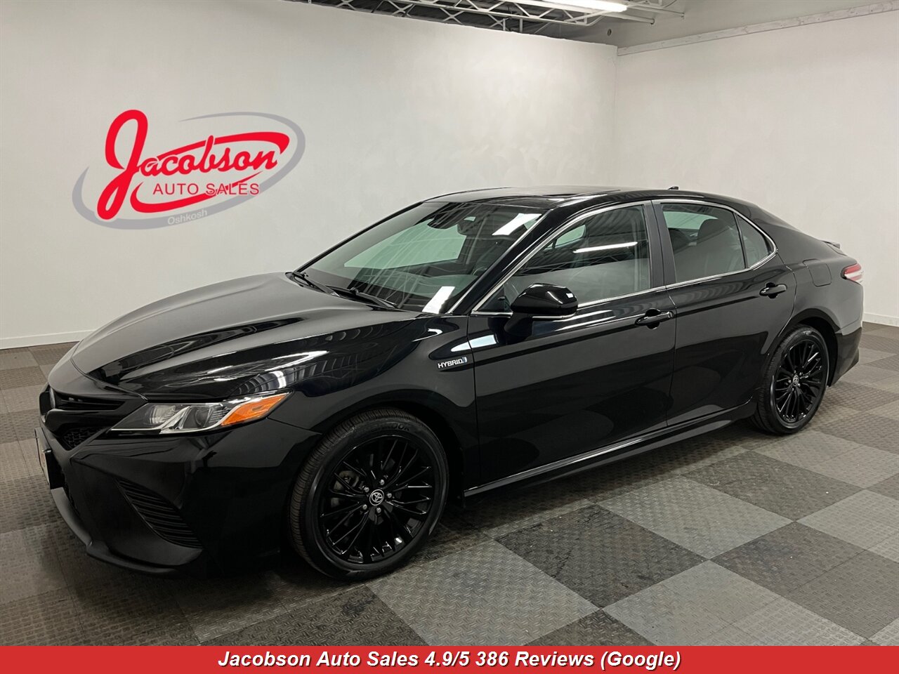 2020 Toyota Camry Hybrid SE   - Photo 1 - Oshkosh, WI 54901