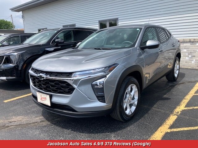 2024 Chevrolet Trax LS - Photo 1 - Oshkosh, WI 54901