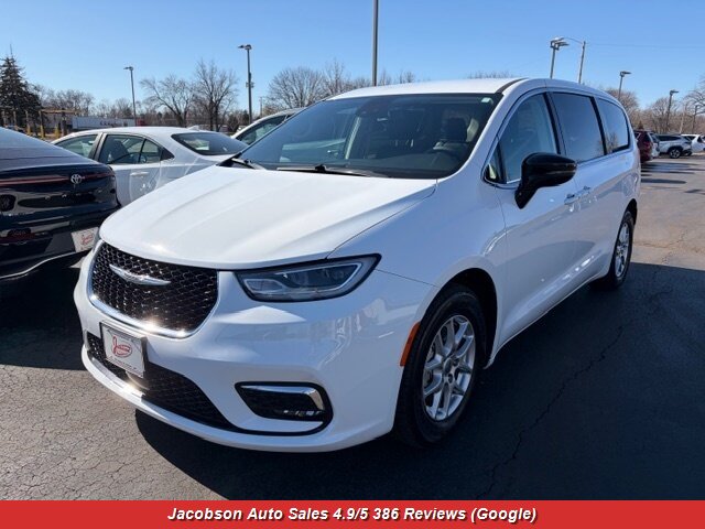 2024 Chrysler Pacifica Touring L   - Photo 1 - Oshkosh, WI 54901