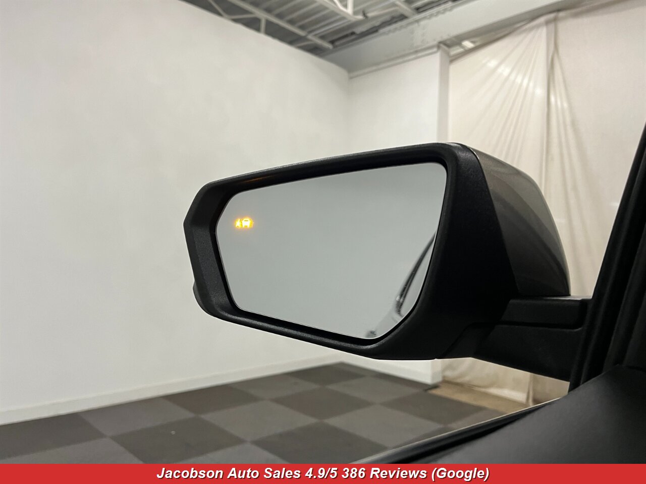 2018 Chevrolet Equinox LT 4x4 - Photo 2 - Oshkosh, WI 54901