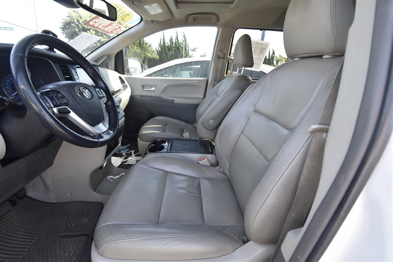 2019 Toyota Sienna XLE Premium 8-Passenger   - Photo 8 - Midway City, CA 92655