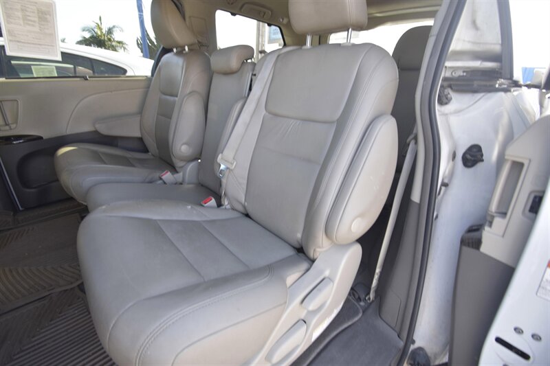 2019 Toyota Sienna XLE Premium 8-Passenger   - Photo 9 - Midway City, CA 92655