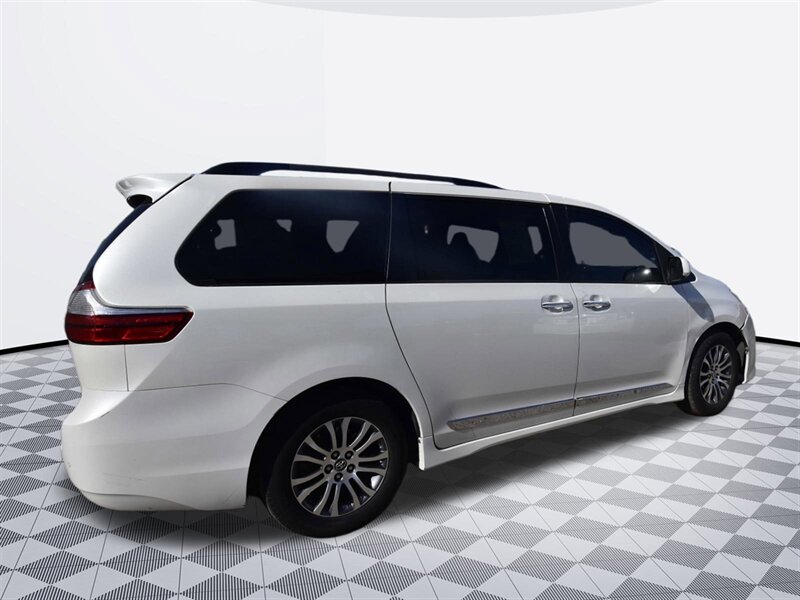 2019 Toyota Sienna XLE Premium 8-Passenger   - Photo 3 - Midway City, CA 92655