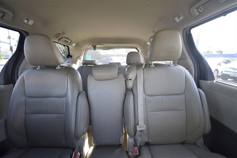 2019 Toyota Sienna XLE Premium 8-Passenger   - Photo 10 - Midway City, CA 92655