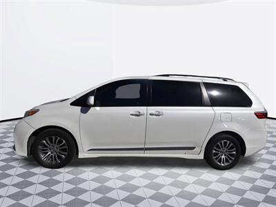 2019 Toyota Sienna XLE Premium 8-Passenger   - Photo 2 - Midway City, CA 92655
