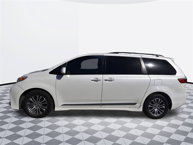 2019 Toyota Sienna XLE Premium 8-Passenger   - Photo 2 - Midway City, CA 92655