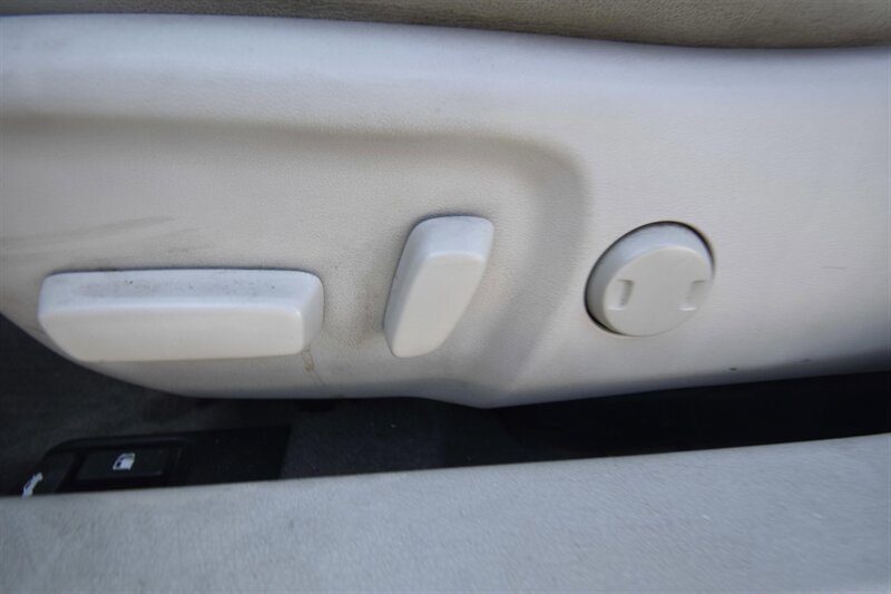 2014 Toyota Camry Hybrid XLE   - Photo 17 - Midway City, CA 92655