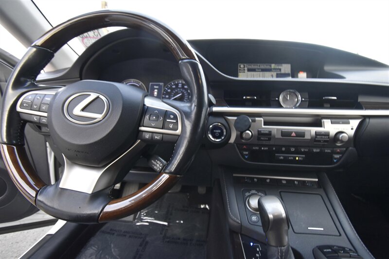 2018 Lexus ES 300h ES 300h - Photo 9 - Midway City, CA 92655