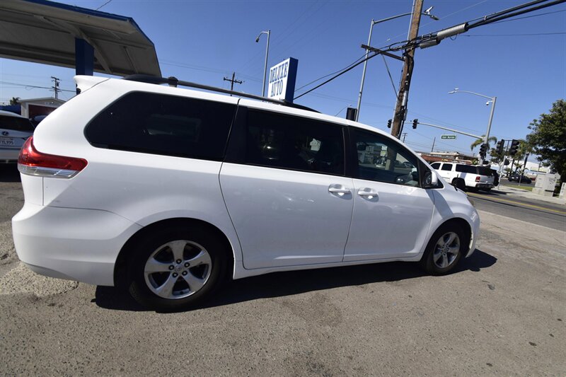 2014 Toyota Sienna LE 7-Passenger Auto Acces   - Photo 16 - Midway City, CA 92655
