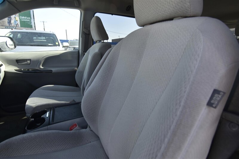 2014 Toyota Sienna LE 7-Passenger Auto Acces   - Photo 10 - Midway City, CA 92655