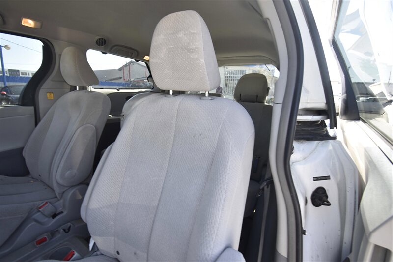 2014 Toyota Sienna LE 7-Passenger Auto Acces   - Photo 12 - Midway City, CA 92655