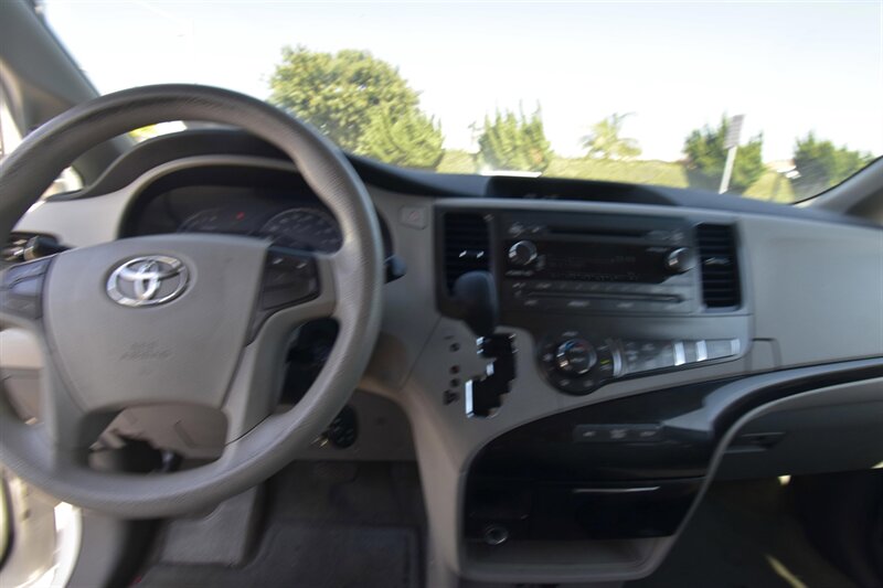 2014 Toyota Sienna LE 7-Passenger Auto Acces   - Photo 13 - Midway City, CA 92655