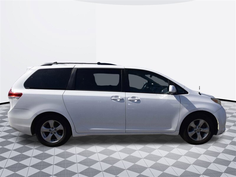 2014 Toyota Sienna LE 7-Passenger Auto Acces   - Photo 4 - Midway City, CA 92655