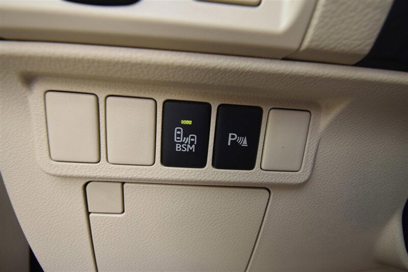 2015 Lexus ES 300h Hybrid   - Photo 15 - Midway City, CA 92655