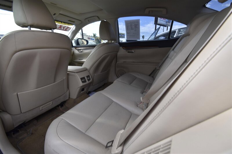 2015 Lexus ES 300h Hybrid   - Photo 10 - Midway City, CA 92655