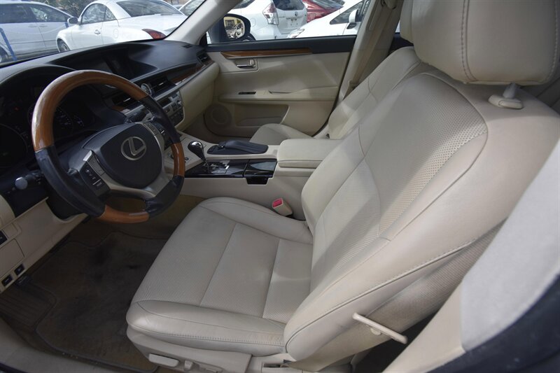 2015 Lexus ES 300h Hybrid   - Photo 9 - Midway City, CA 92655