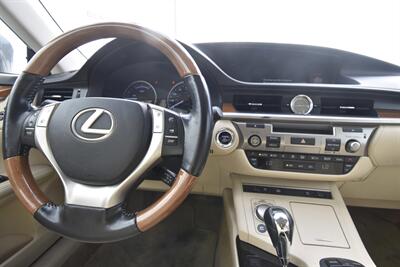 2015 Lexus ES 300h Hybrid   - Photo 8 - Midway City, CA 92655