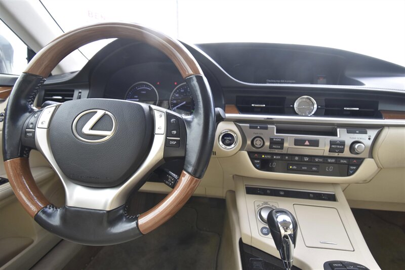 2015 Lexus ES 300h Hybrid   - Photo 8 - Midway City, CA 92655
