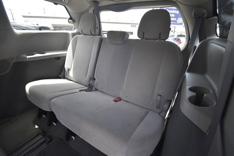 2019 Toyota Sienna LE 8-Passenger   - Photo 9 - Midway City, CA 92655
