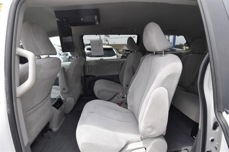 2019 Toyota Sienna LE 8-Passenger   - Photo 20 - Midway City, CA 92655