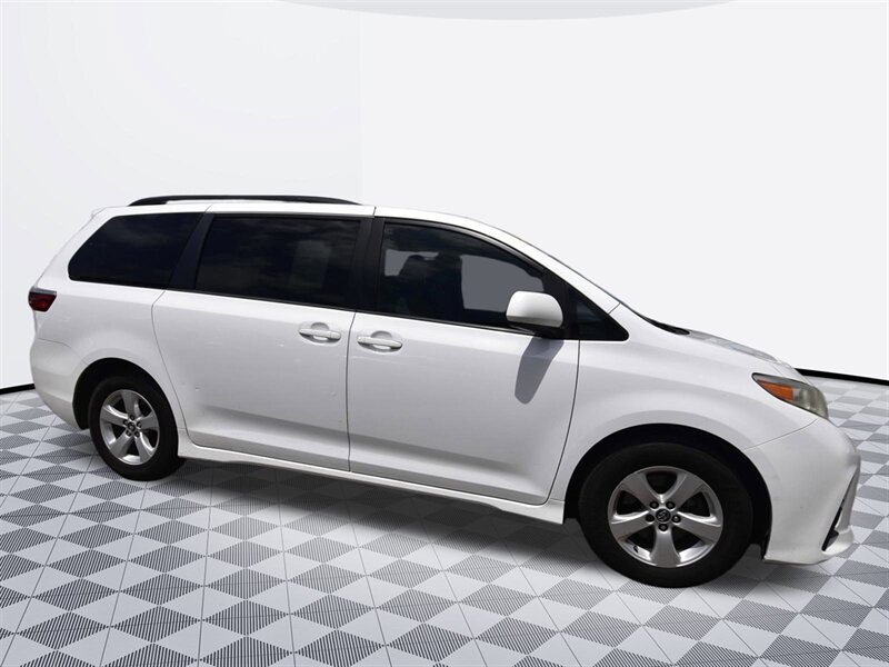2019 Toyota Sienna LE 8-Passenger   - Photo 2 - Midway City, CA 92655