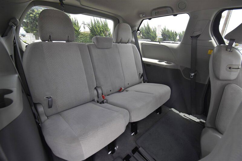 2019 Toyota Sienna LE 8-Passenger   - Photo 14 - Midway City, CA 92655