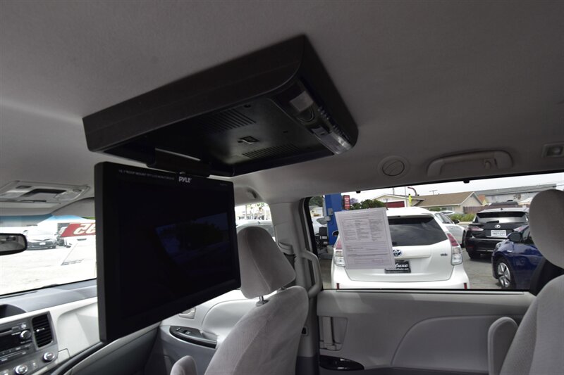 2019 Toyota Sienna LE 8-Passenger   - Photo 19 - Midway City, CA 92655