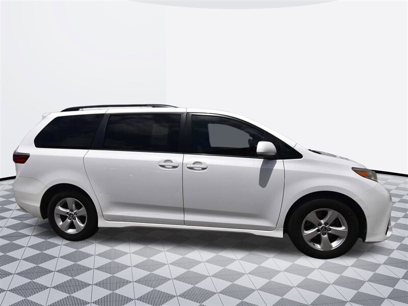 2019 Toyota Sienna LE 8-Passenger   - Photo 6 - Midway City, CA 92655