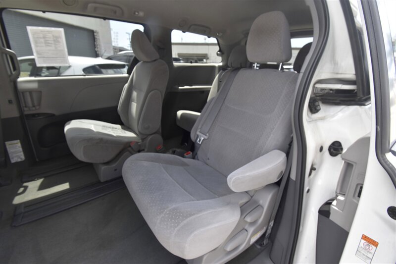 2019 Toyota Sienna LE 8-Passenger   - Photo 8 - Midway City, CA 92655