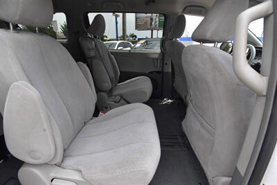 2019 Toyota Sienna LE 8-Passenger   - Photo 15 - Midway City, CA 92655