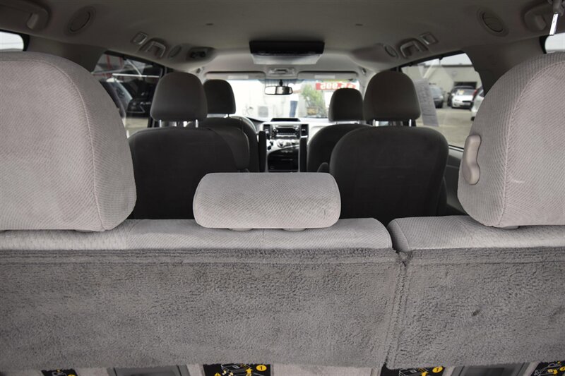2019 Toyota Sienna LE 8-Passenger   - Photo 18 - Midway City, CA 92655