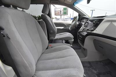 2019 Toyota Sienna LE 8-Passenger   - Photo 13 - Midway City, CA 92655