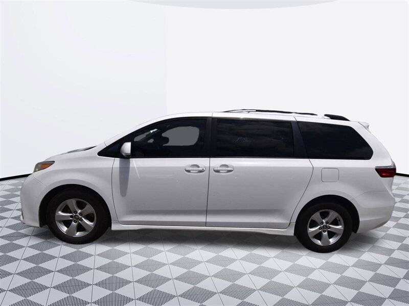 2019 Toyota Sienna LE 8-Passenger   - Photo 5 - Midway City, CA 92655