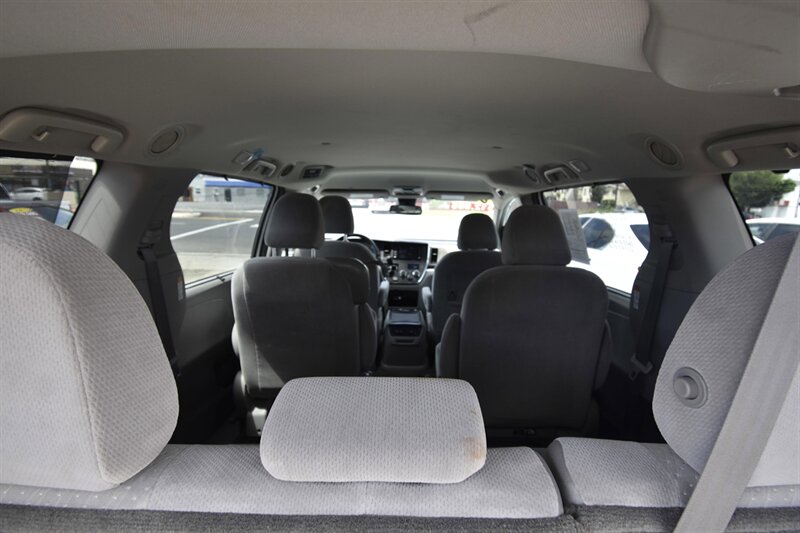 2019 Toyota Sienna LE 8-Passenger   - Photo 10 - Midway City, CA 92655
