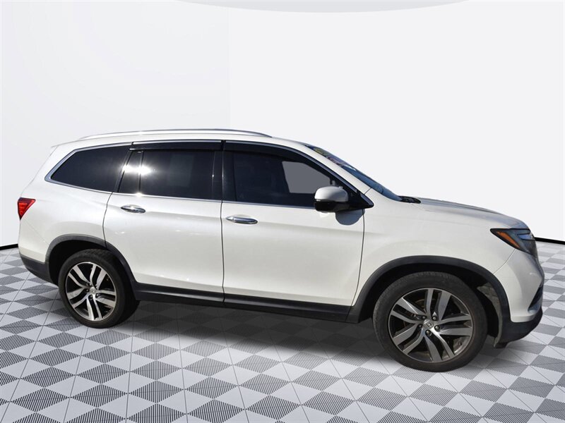 2017 Honda Pilot Elite   - Photo 3 - Midway City, CA 92655