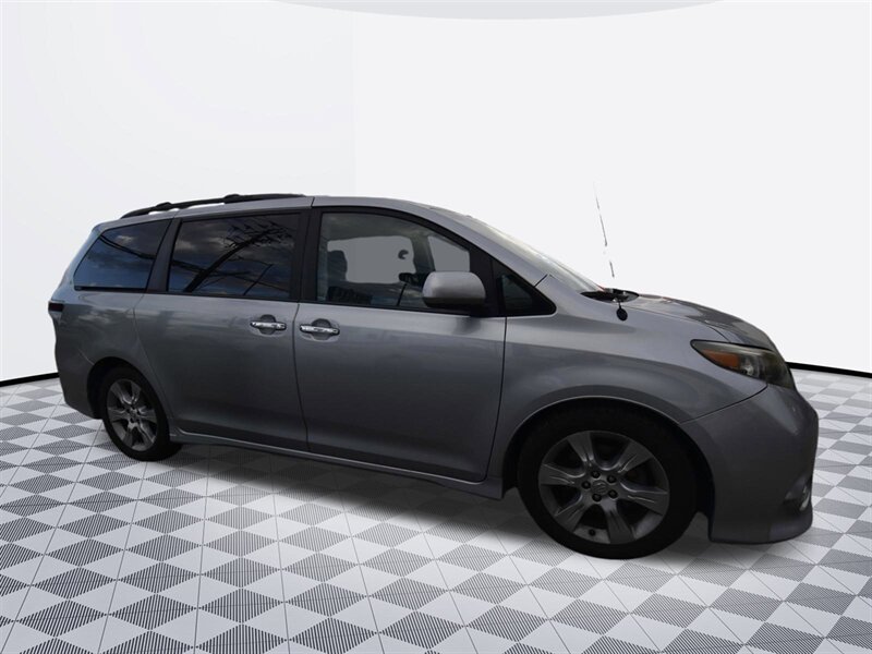 2014 Toyota Sienna SE - Photo 6 - Midway City, CA 92655