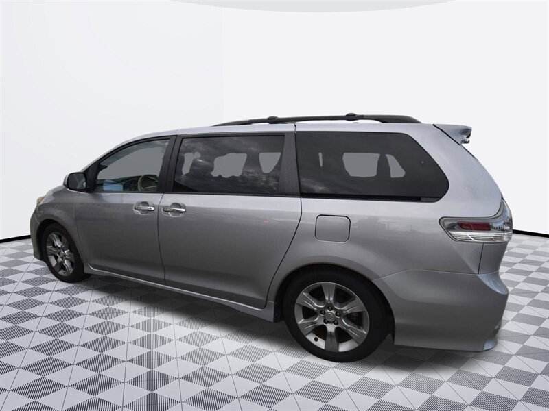 2014 Toyota Sienna SE - Photo 3 - Midway City, CA 92655