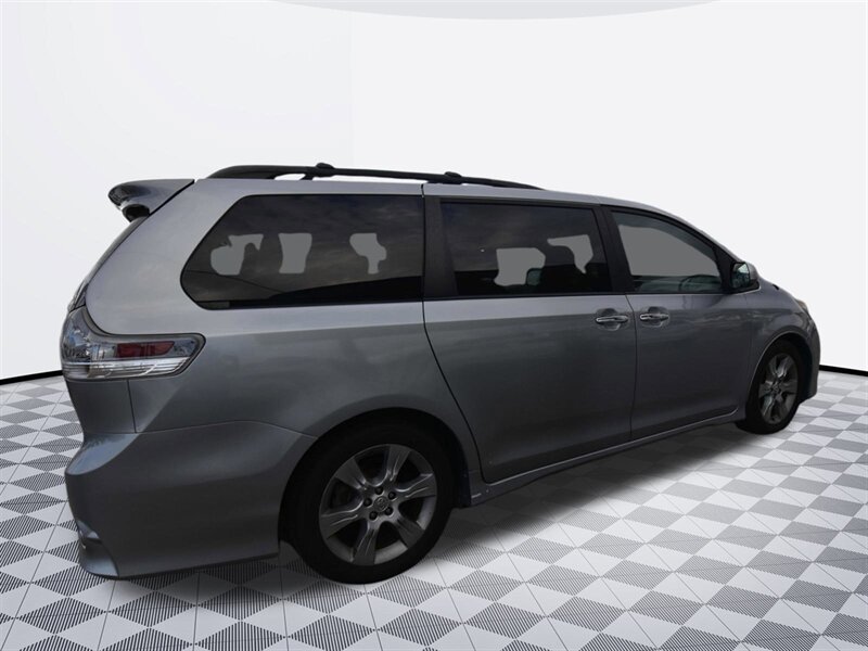 2014 Toyota Sienna SE - Photo 4 - Midway City, CA 92655