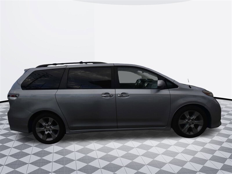 2014 Toyota Sienna SE - Photo 5 - Midway City, CA 92655