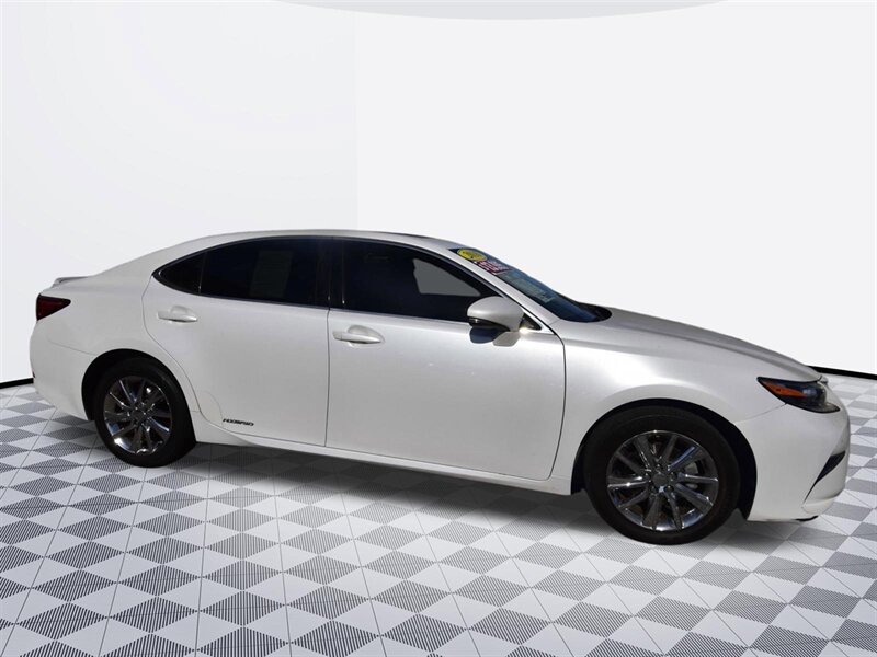 2016 Lexus ES 300h Hybrid   - Photo 4 - Midway City, CA 92655