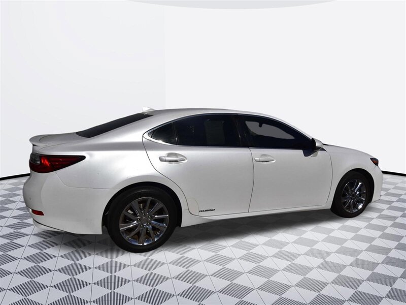 2016 Lexus ES 300h Hybrid   - Photo 2 - Midway City, CA 92655
