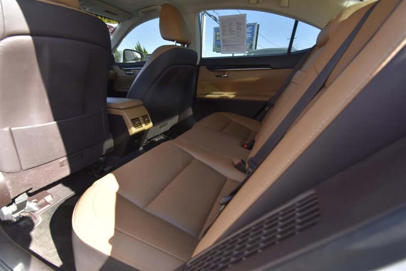 2016 Lexus ES 300h Hybrid   - Photo 9 - Midway City, CA 92655