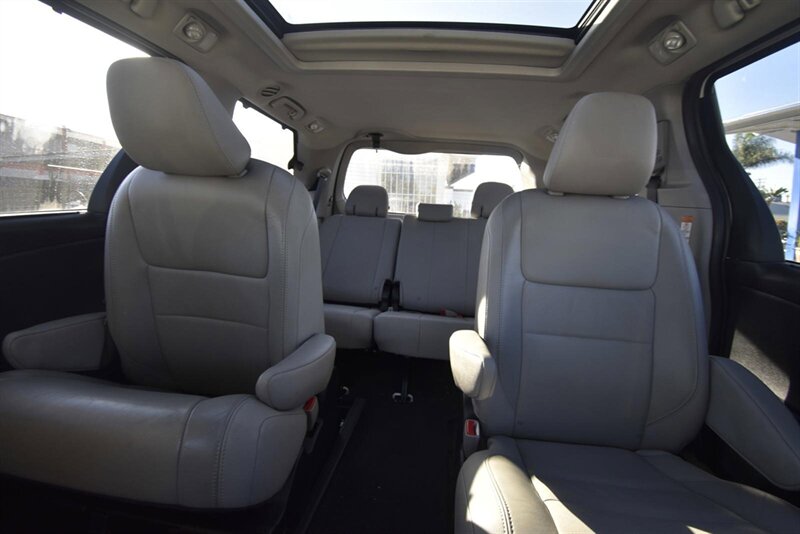 2015 Toyota Sienna Limited   - Photo 13 - Midway City, CA 92655