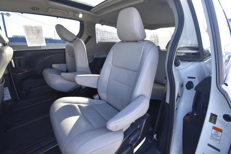 2015 Toyota Sienna Limited   - Photo 12 - Midway City, CA 92655